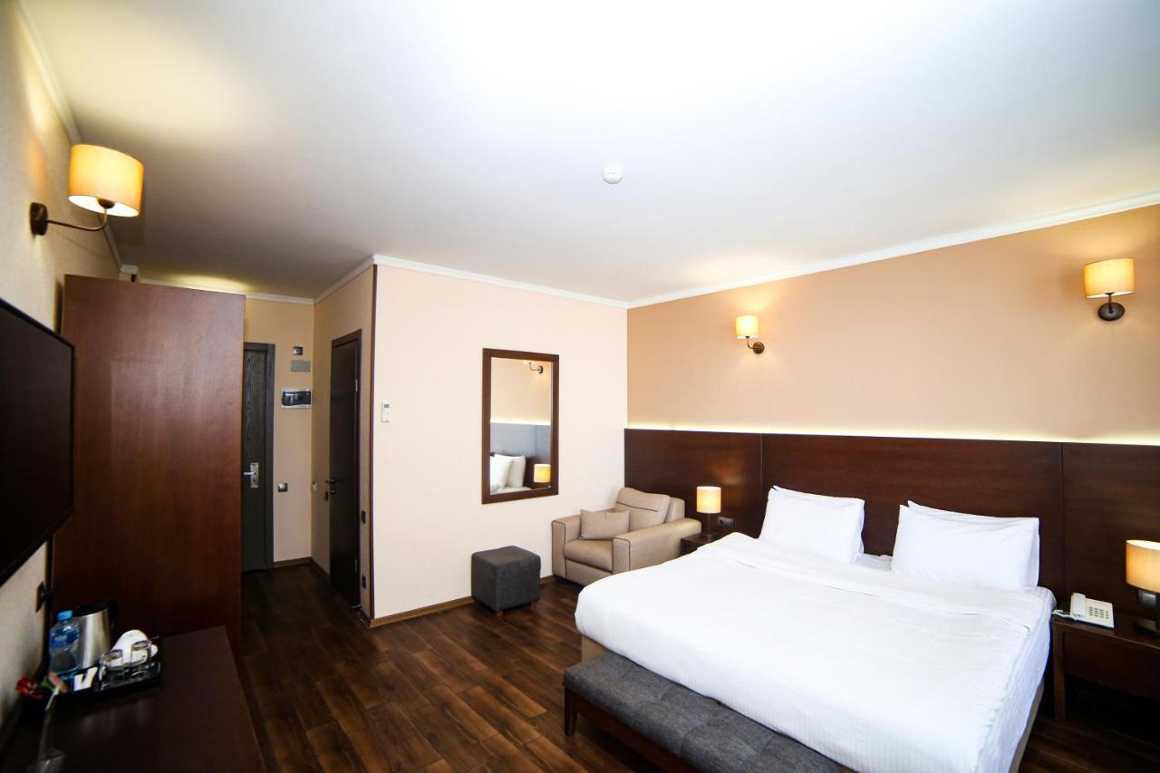 Hotel Corner Inn บาทูมิ ภายนอก รูปภาพ