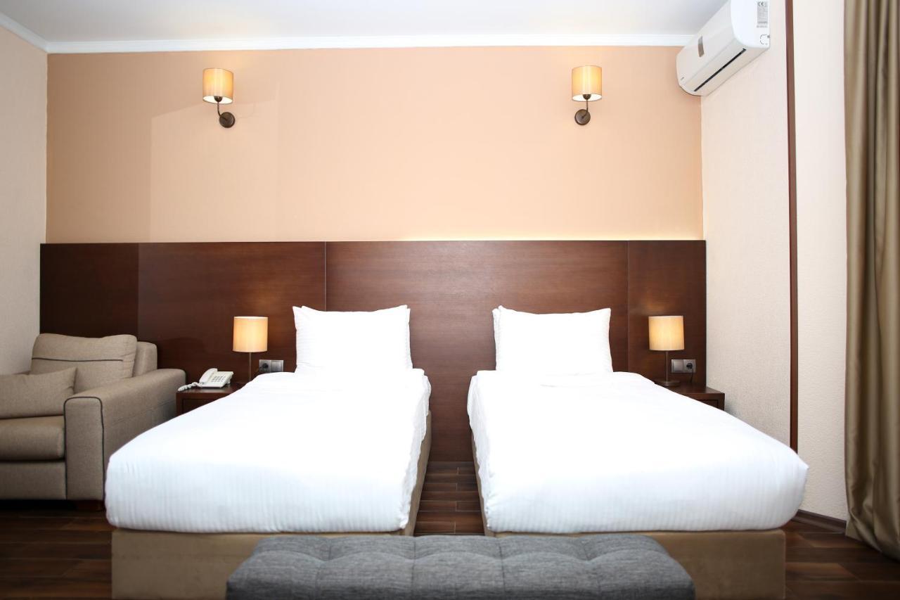 Hotel Corner Inn บาทูมิ ภายนอก รูปภาพ