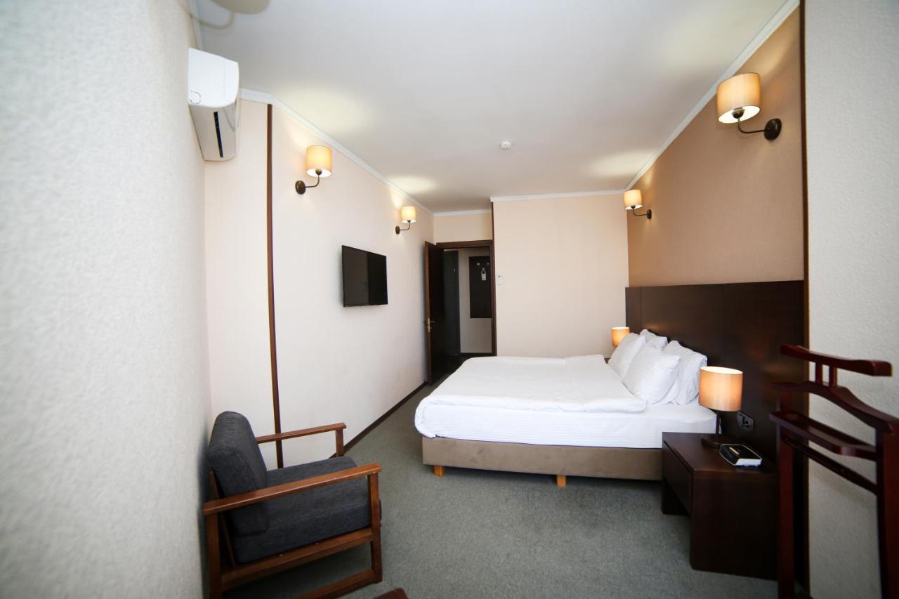 Hotel Corner Inn บาทูมิ ภายนอก รูปภาพ