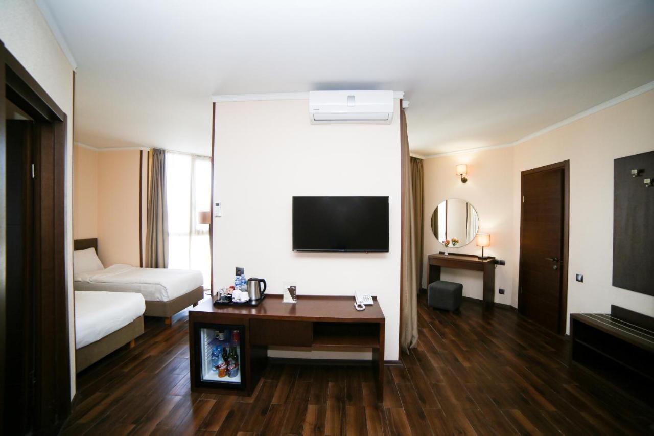 Hotel Corner Inn บาทูมิ ภายนอก รูปภาพ